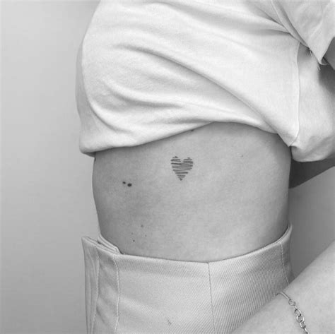 tatuajes en el pecho pequeos para mujeres|50 tatuajes para mujer que querrás copiar: pequeños,。